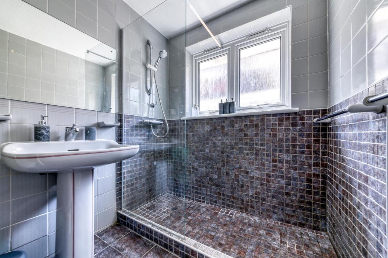 Contemporary 4 Bedroom Detached House With Parking And City Links London Borough of London Borough of Croydon Exterior foto